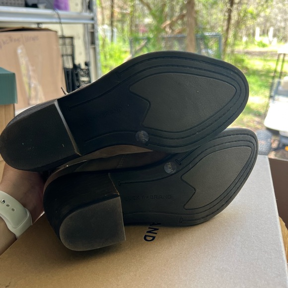 LUCKY BRAND ☘️ ANKLE BOOTS! Size 7 they are suede and taupe in color! - Picture 7 of 7